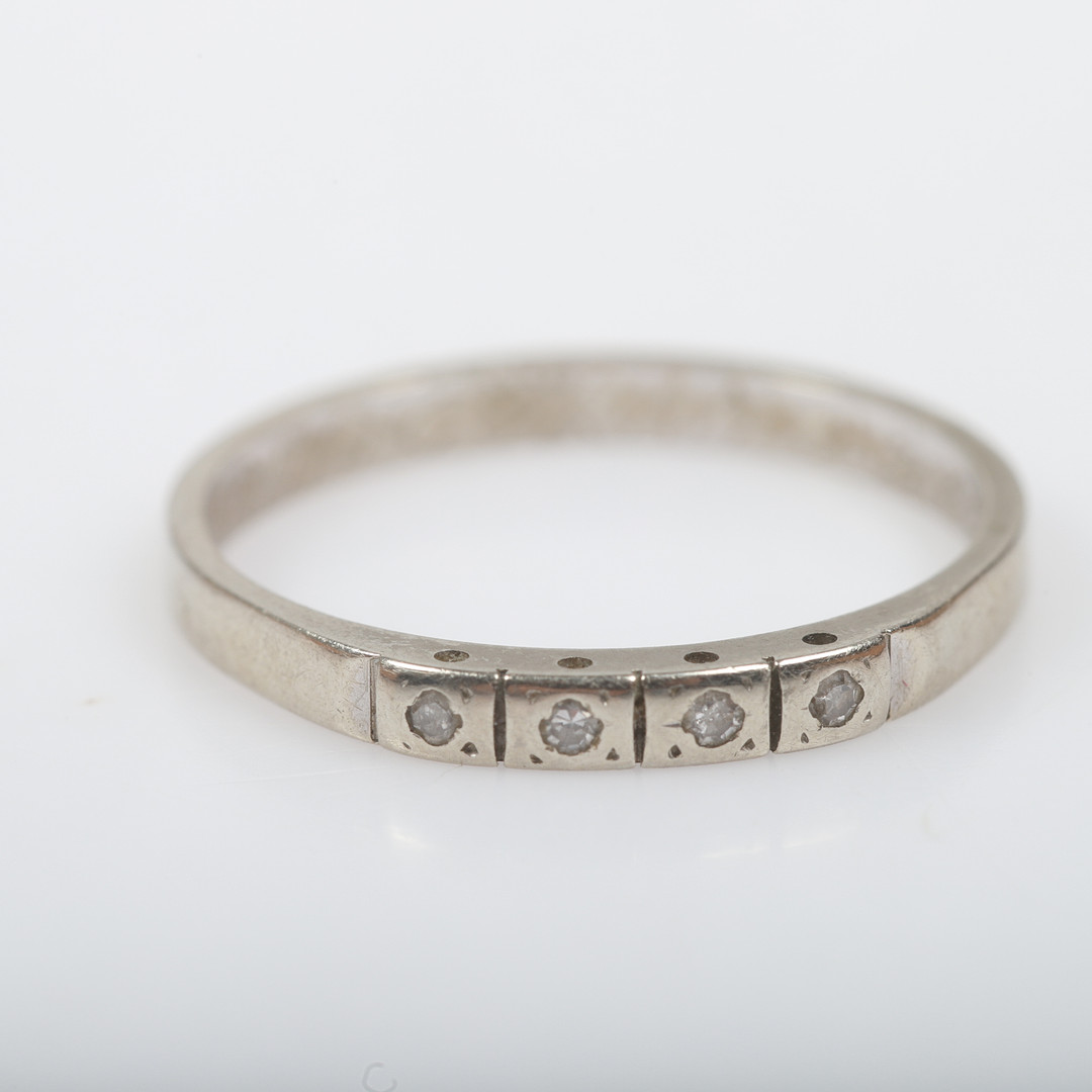 RING, 18 K vitguld med briljantslipade diamanter.