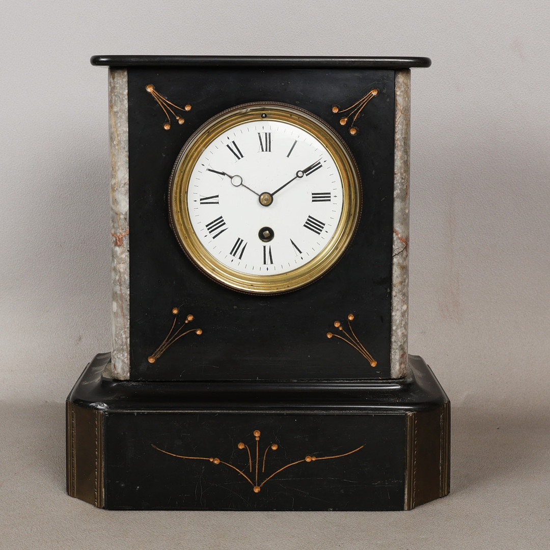 A VICTORIAN BLACK SLATE MANTLE CLOCK.