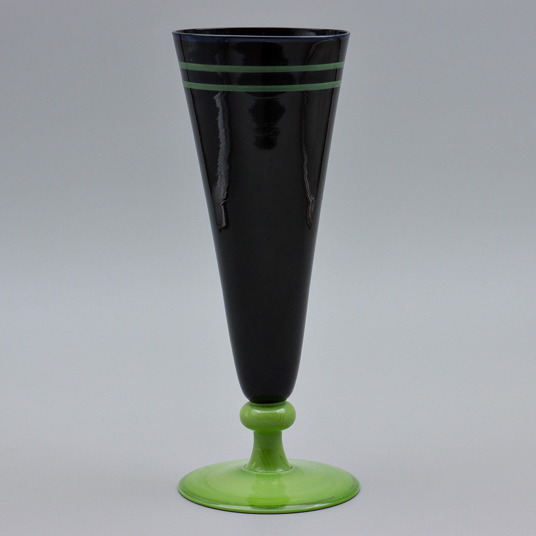 FRITZ DAHL, GRÖNSVART POKALVAS I GLAS "KLÖVER", ART DECO, ÅFORS GLASBRUK, TIDIGT 1900-TAL.