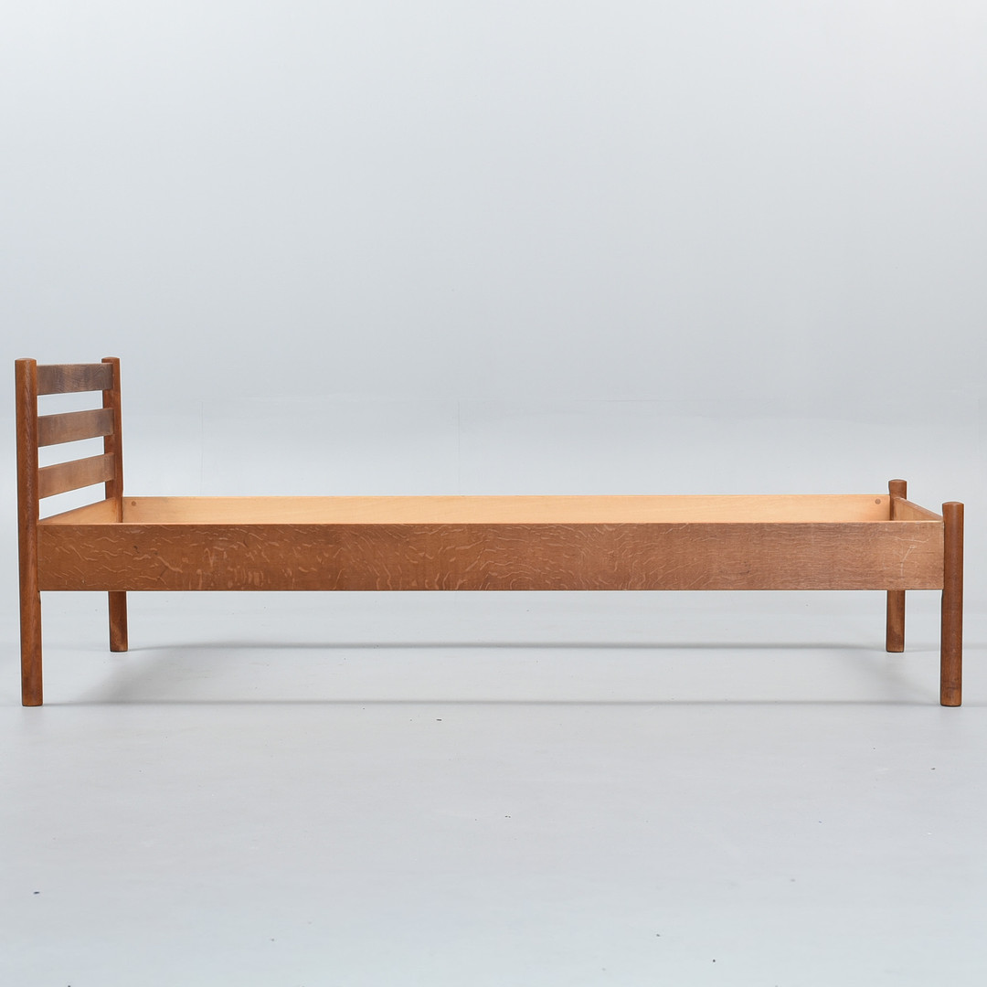 HANS J WEGNER. Ry Møbler. Seng af eg. Danmark, 1960'erne.