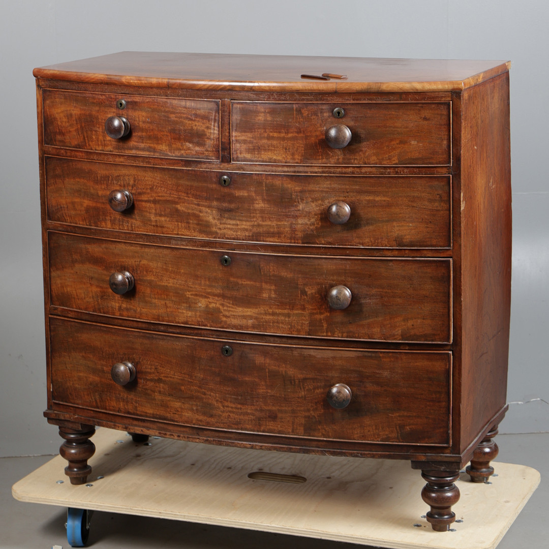 A VICTORIAN MAHOGANY BOW FRONTED CHEST OF DRAWERS.
