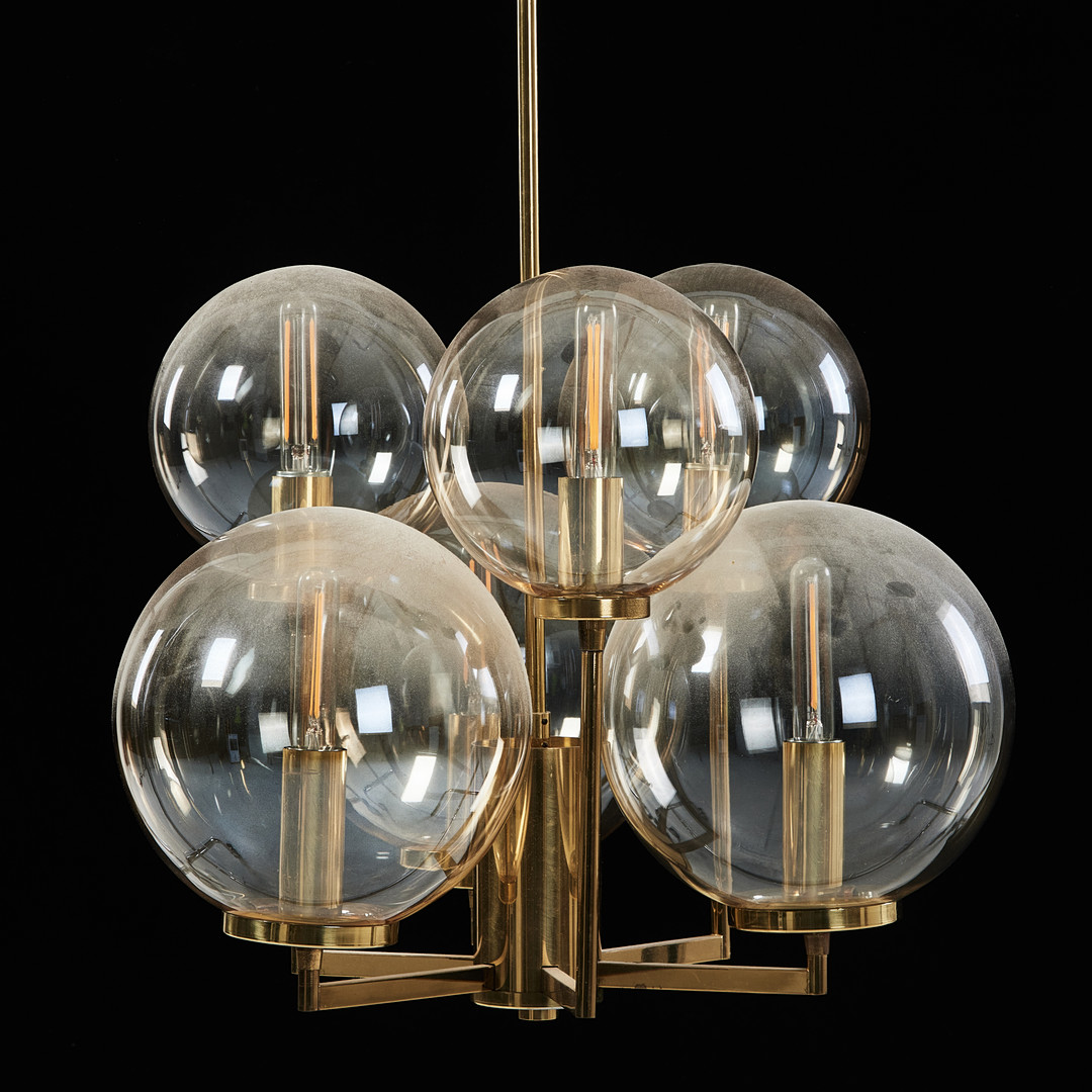 TAKLAMPA, stomme i mässing, kupor i tonat glas, 6 ljuspunkter, 1900-talets andra hälft.