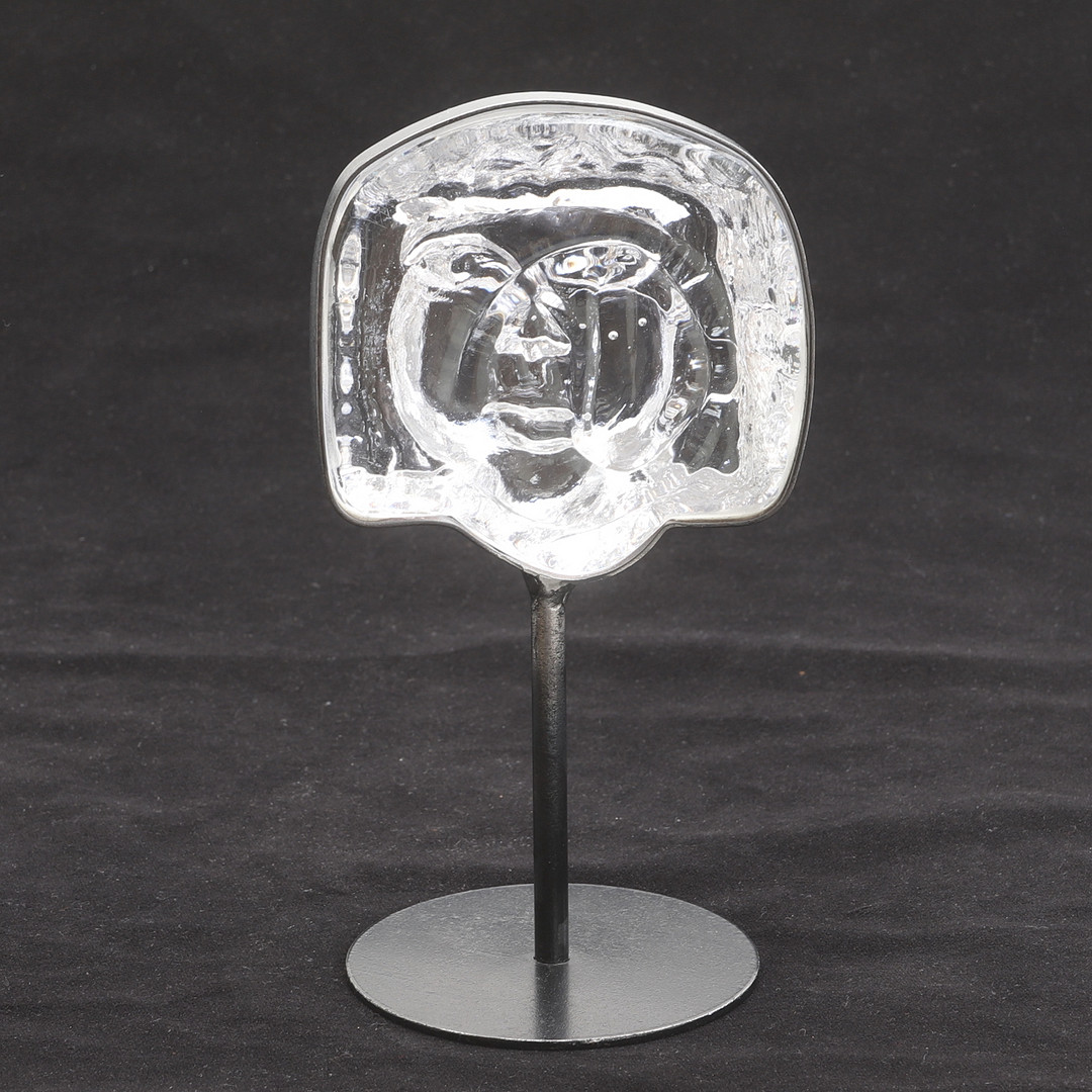ERIK HÖGLUND. Skulptur, glas med smidesställning.