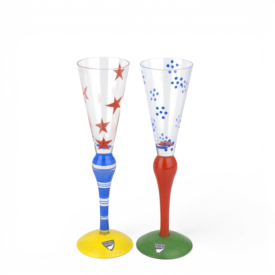 ANNE NILSSON. Snapsglas, 2 st, "Clown", bemålat glas, signerade, Orrefors.