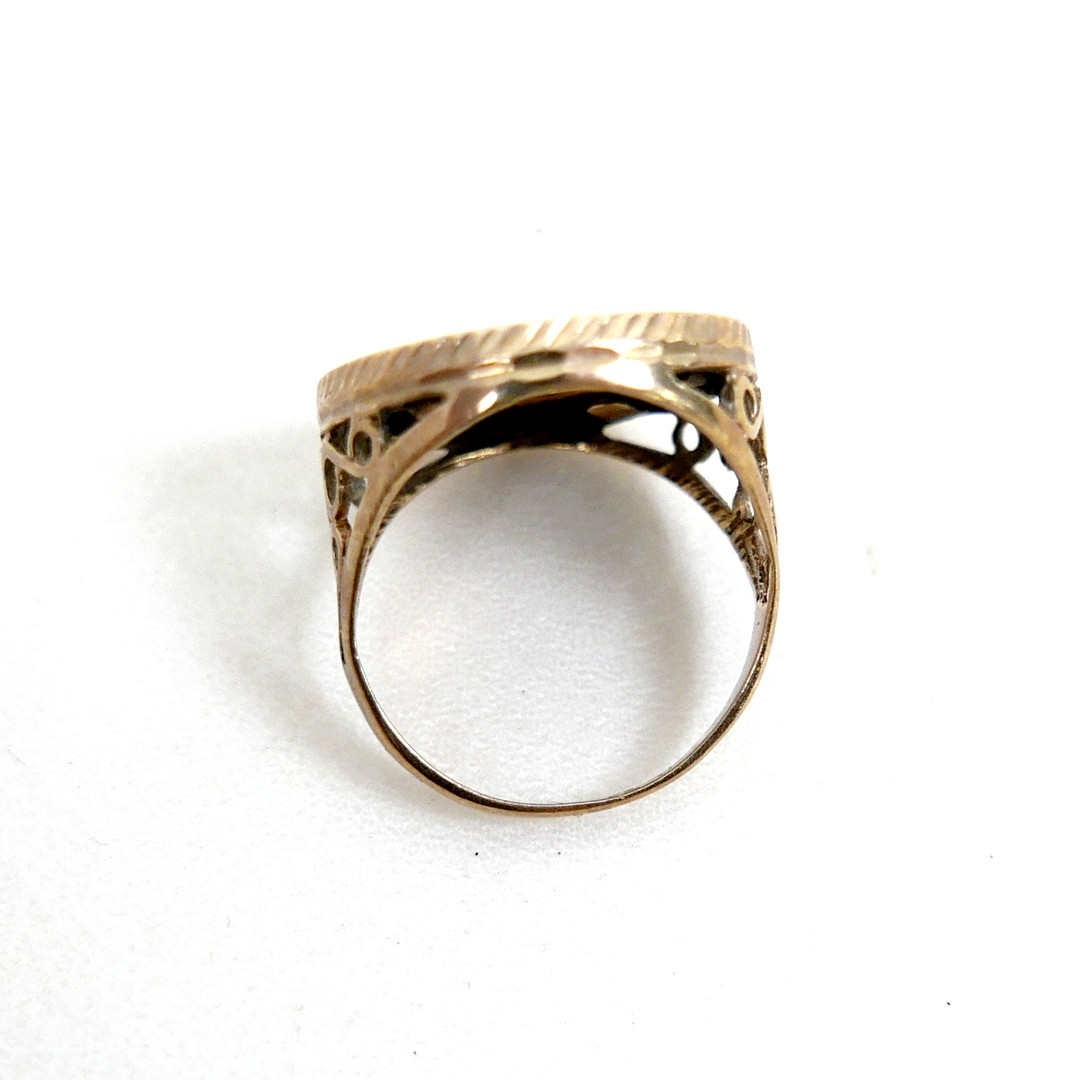 A 22CT GOLD 1/10 KRUGERRAND IN A 9CT YELLOW GOLD RING MOUNT.