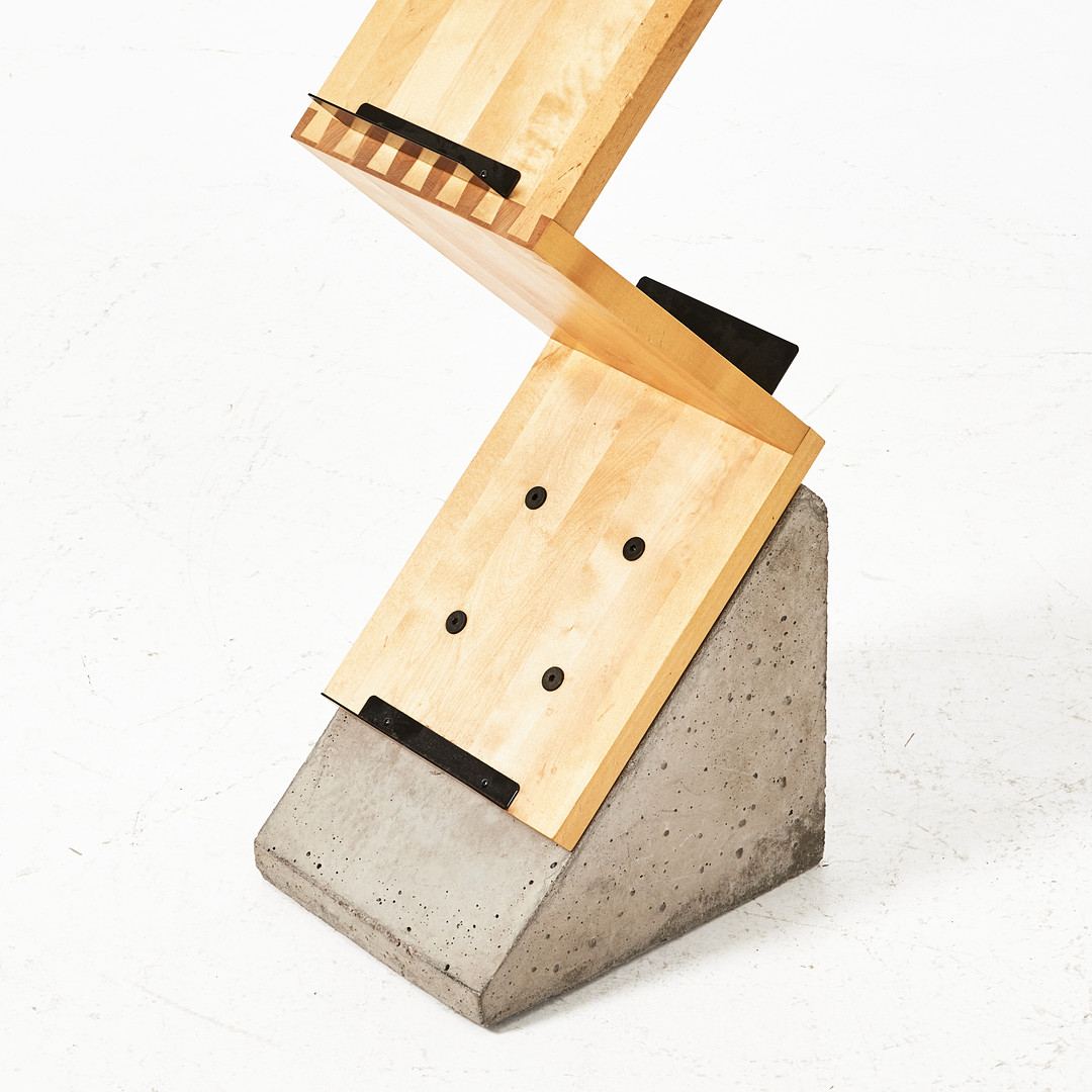 JONAS BOHLIN. "Zink", hylla, Källemo, formgiven 1984, björk, på sockel i betong, beslag i svärtad metall.
