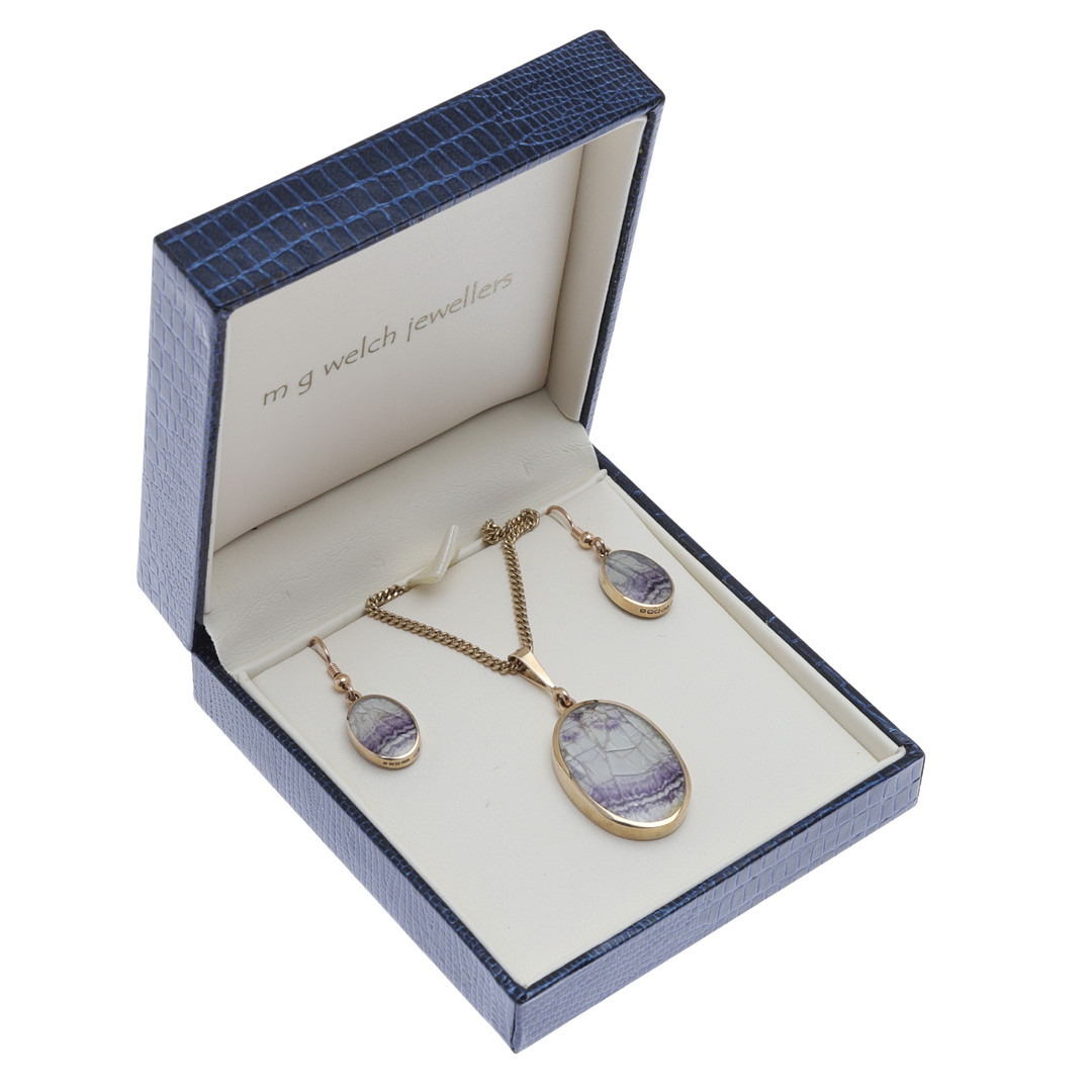 A 9CT GOLD AND BLUE JOHN PENDANT AND EARRINGS.