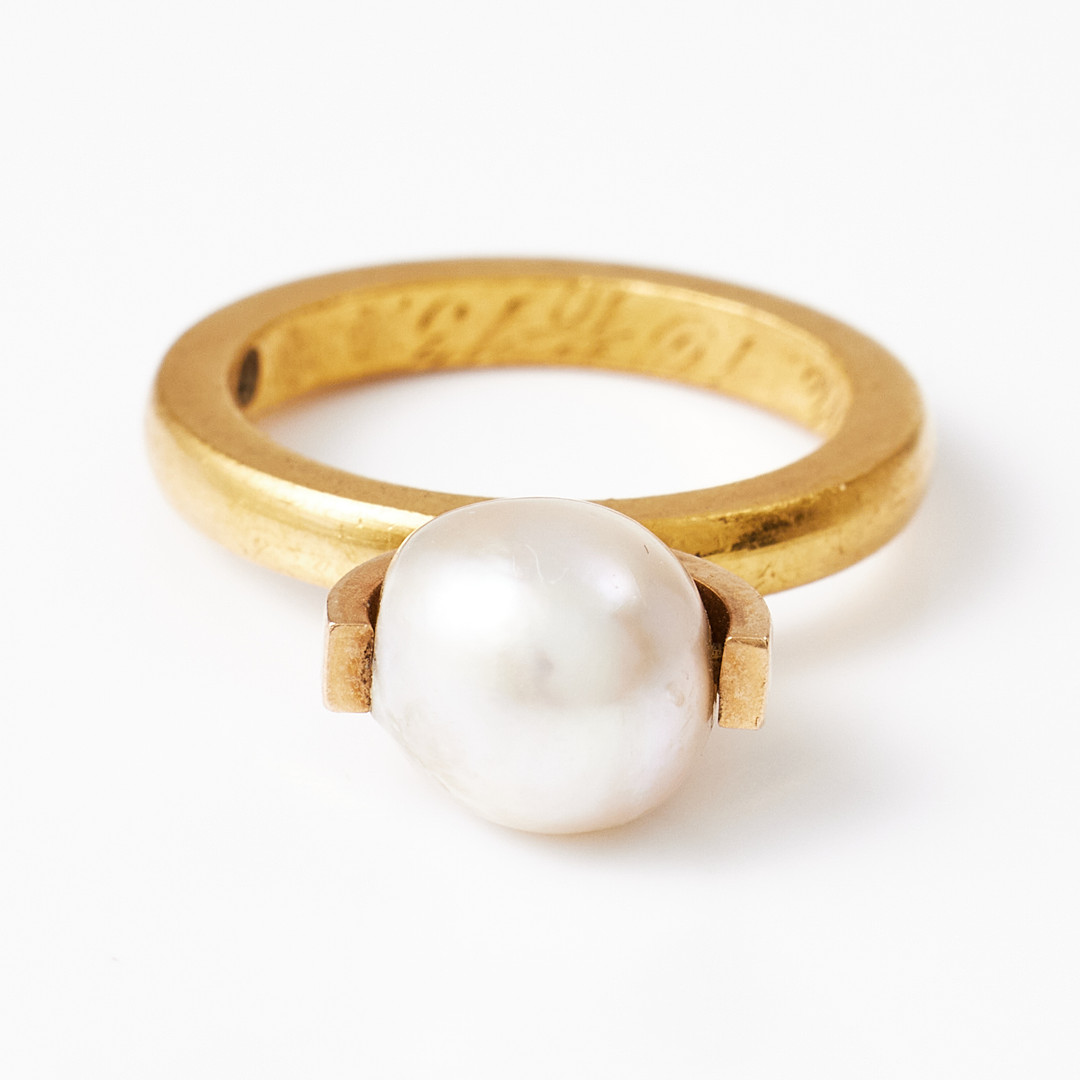 RING, 18/23K guld med en odlad pärla, ringskena daterad 1915.