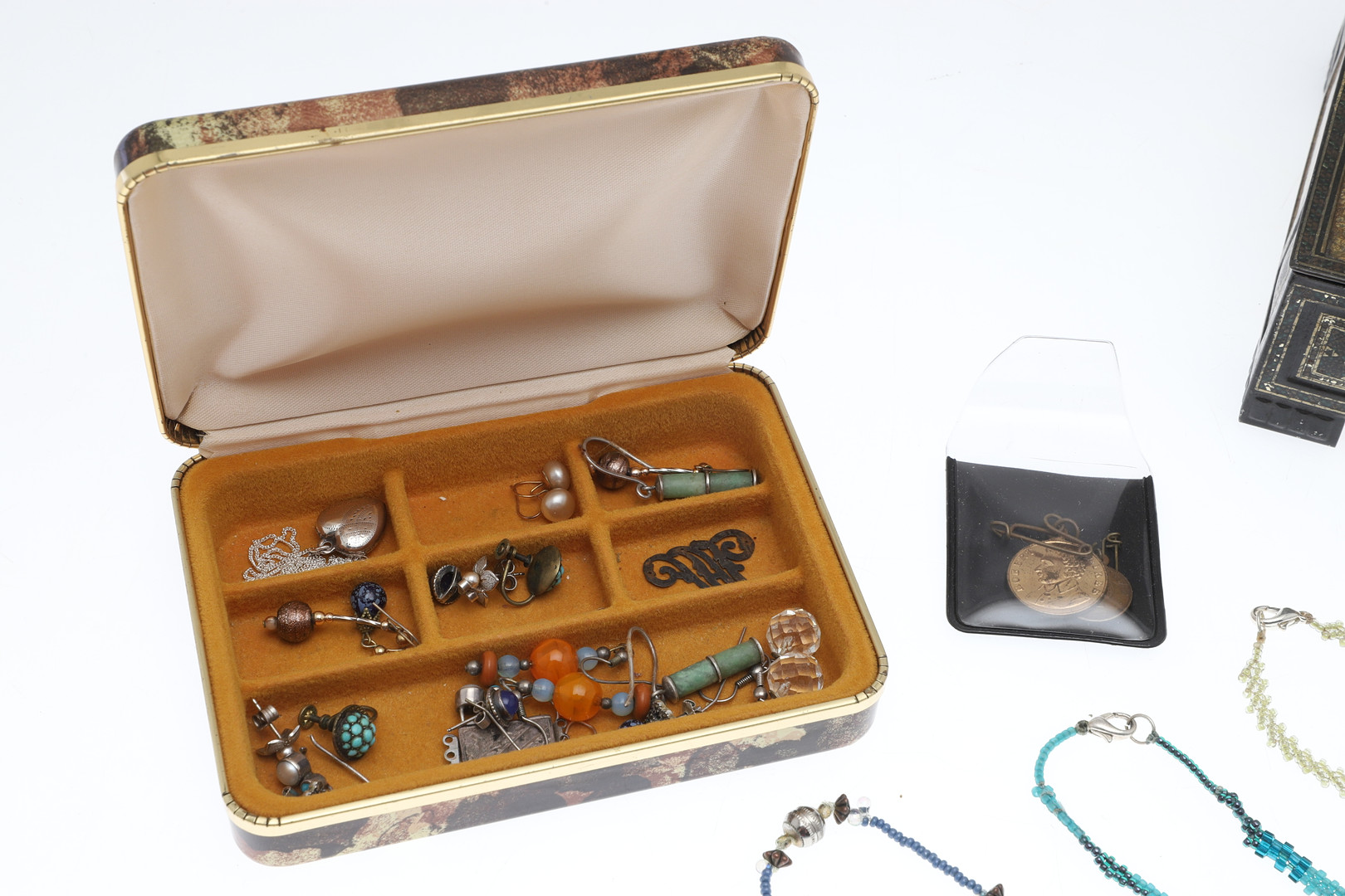 A MIXED QUANTITY OF JEWELLERY.