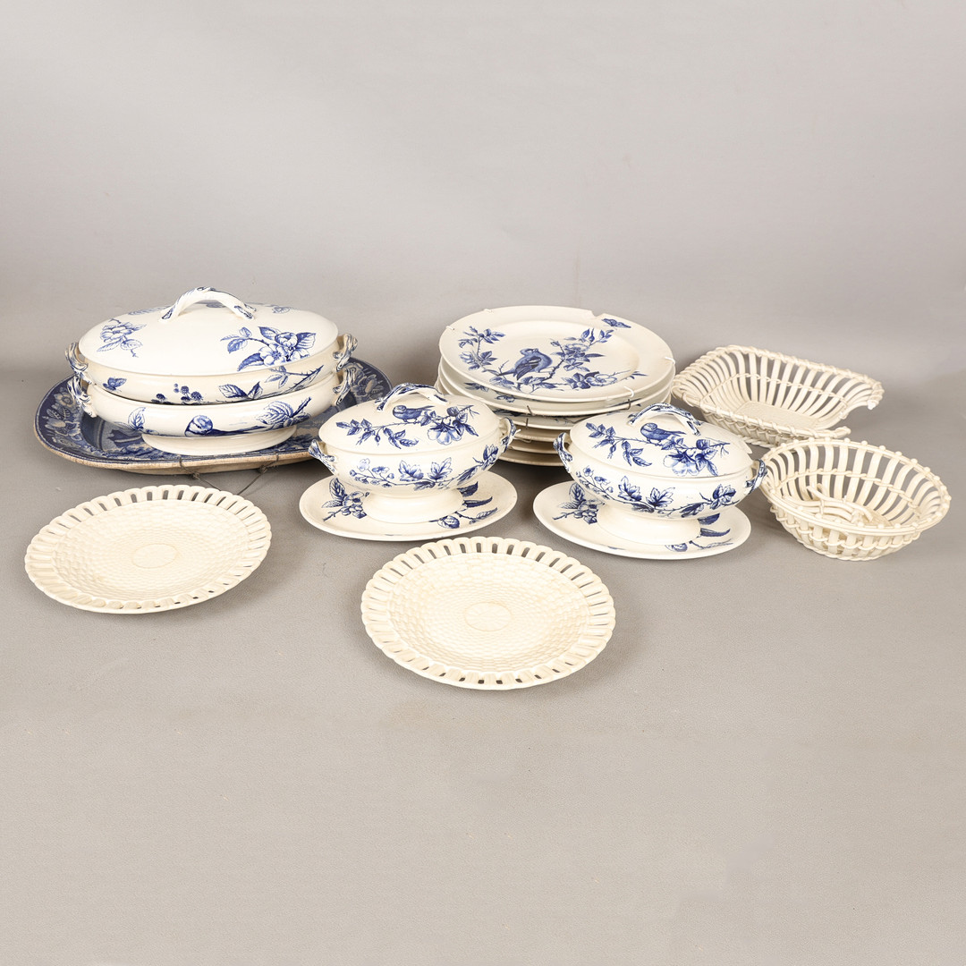 A COLLECTION OF CERAMICS (QTY).