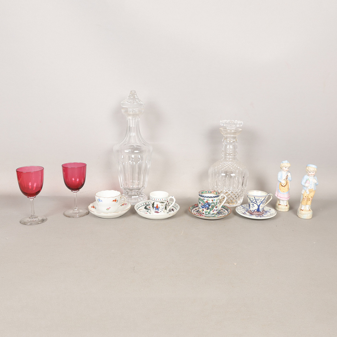 A COLLECTION OF CERAMICS & GLASSWARE (QTY).