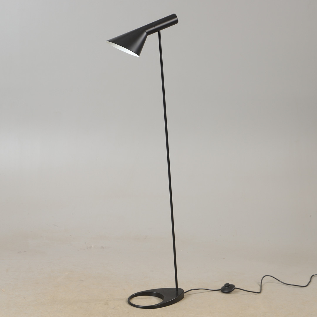 ARNE JACOBSEN. Golvlampa, "AJ", Louis Poulsen, Danmark.