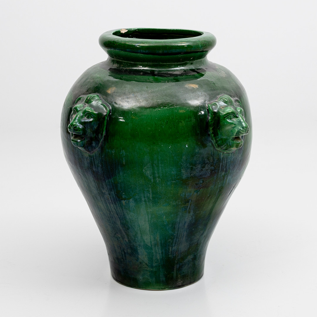 URNA, dekor av lejonmaskaroner, glaserad keramik, 1900/2000-tal.