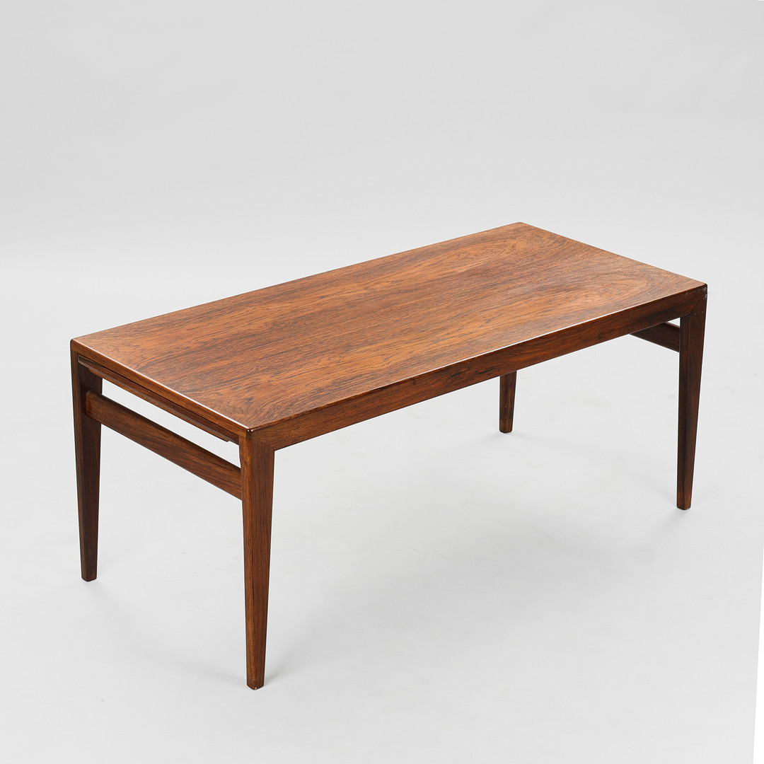 JOHANNES ANDERSEN. Rektangulært sofabord af palisander med udtræksplader, Danmark, 1960'erne.