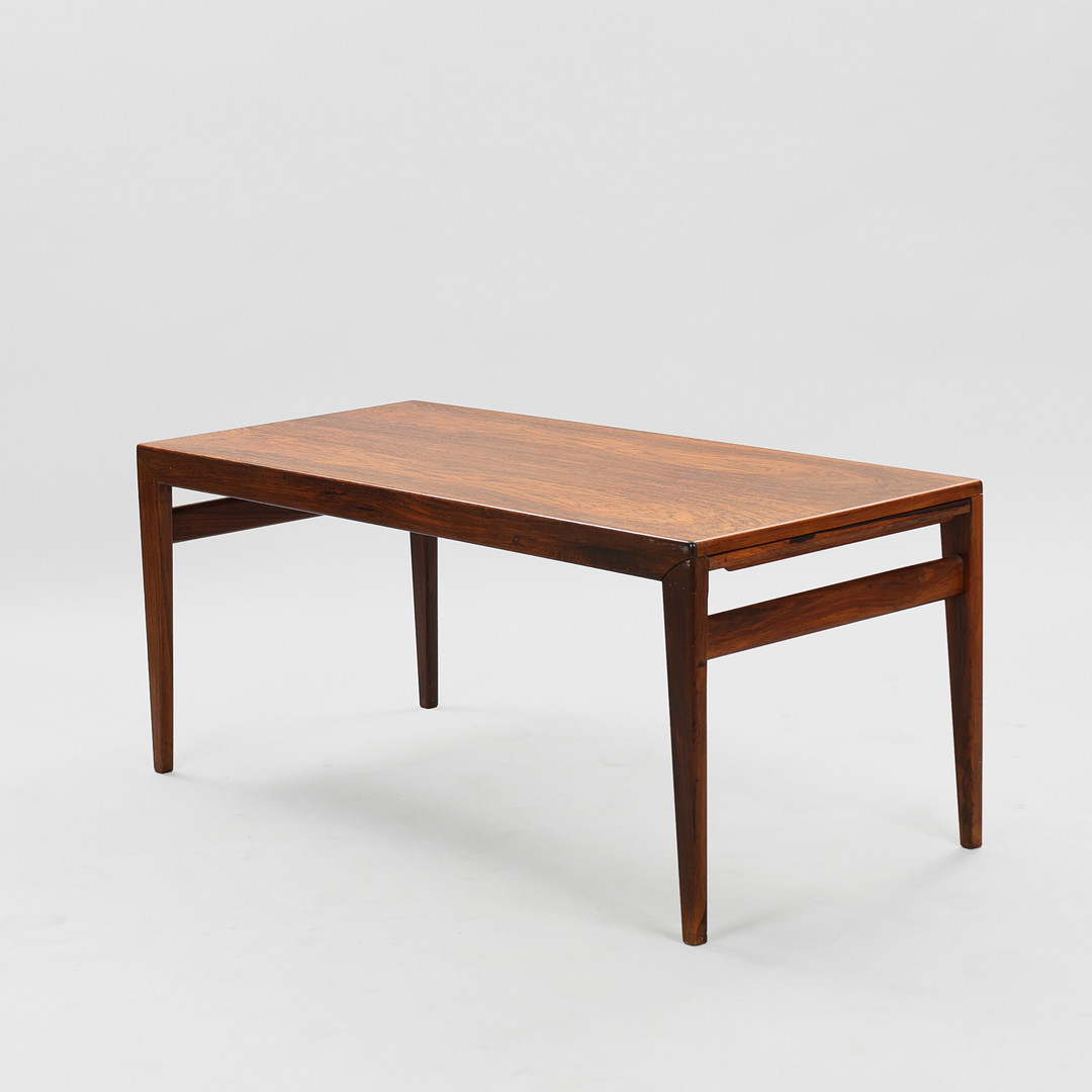 JOHANNES ANDERSEN. Rektangulært sofabord af palisander med udtræksplader, Danmark, 1960'erne.