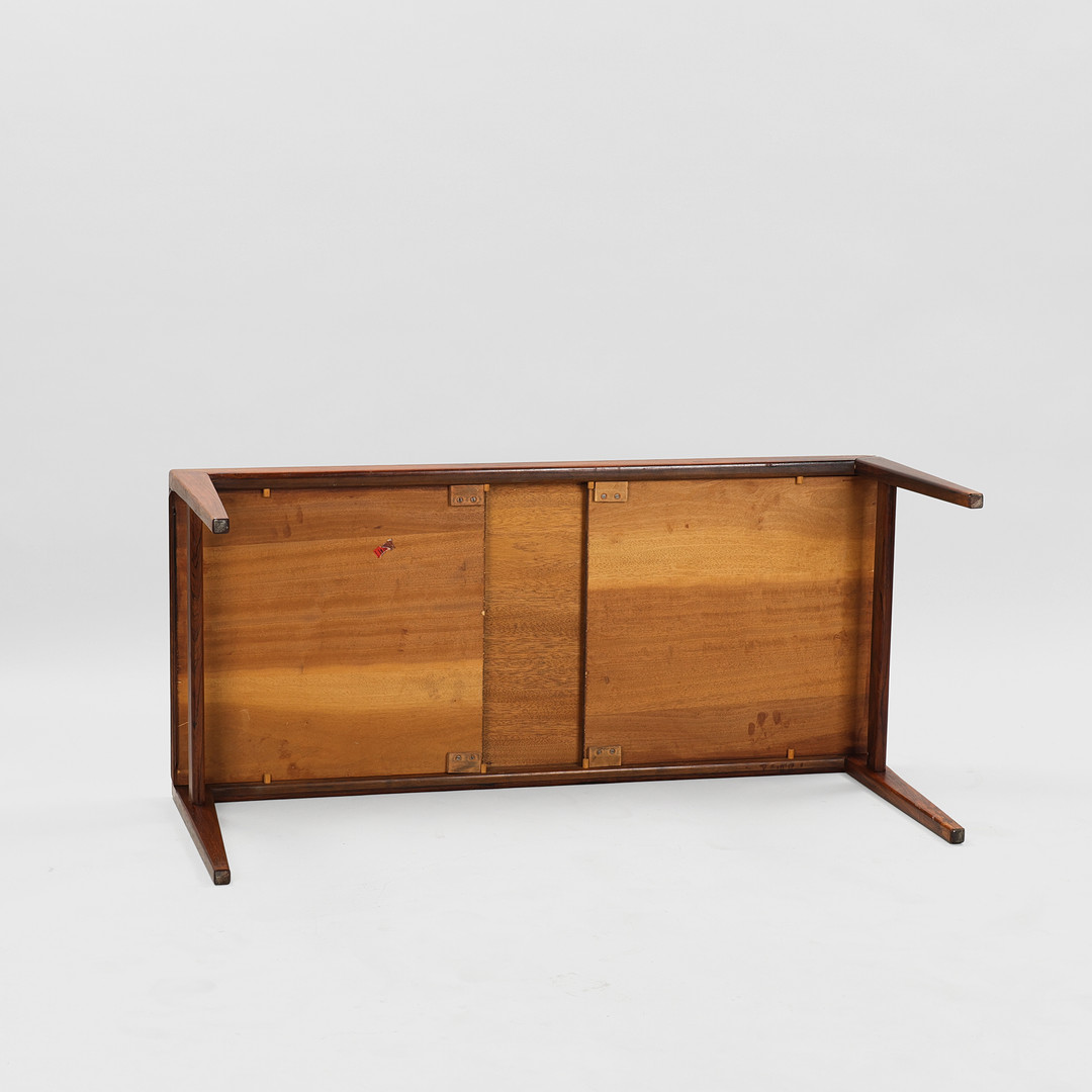 JOHANNES ANDERSEN. Rektangulært sofabord af palisander med udtræksplader, Danmark, 1960'erne.