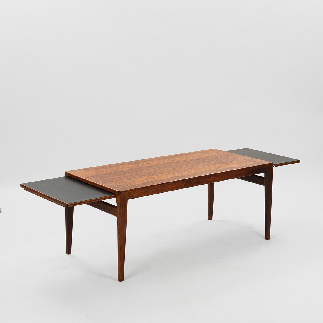 JOHANNES ANDERSEN. Rektangulært sofabord af palisander med udtræksplader, Danmark, 1960'erne.