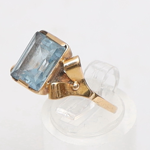 RING, 18k, med infattad blå dekor.