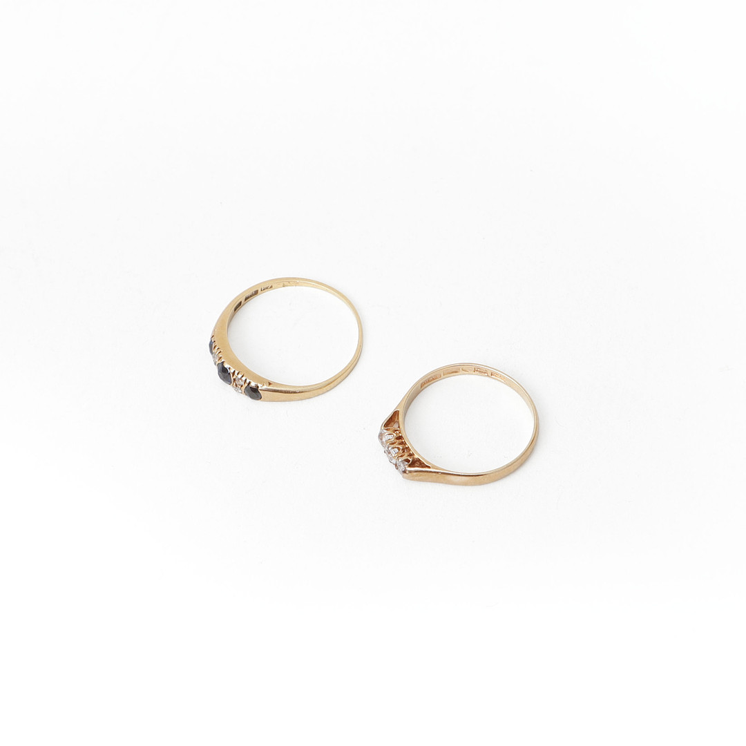 RINGAR, 2 st, 18k guld, en ring med små diamanter och safirer, en ring med syntetiska stenar. Vikt ca 3,6 gram.