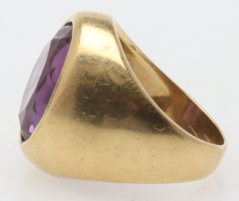 RING, 18K guld med safir, troligen Italien.