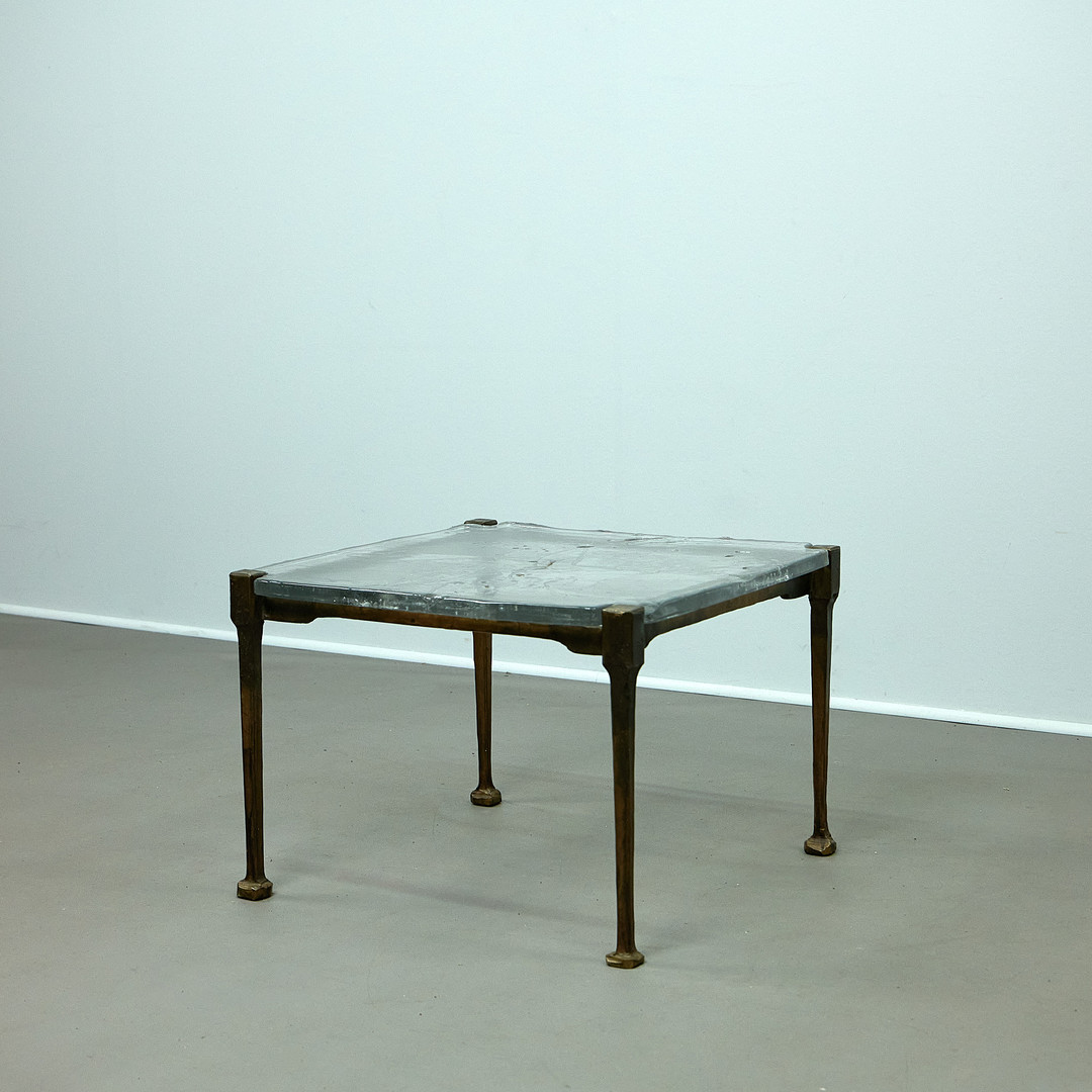 LOTHAR KLUTE. Couchtisch / Beistelltisch, Bronze, Glas, Signiert 1983, Deutschland.
