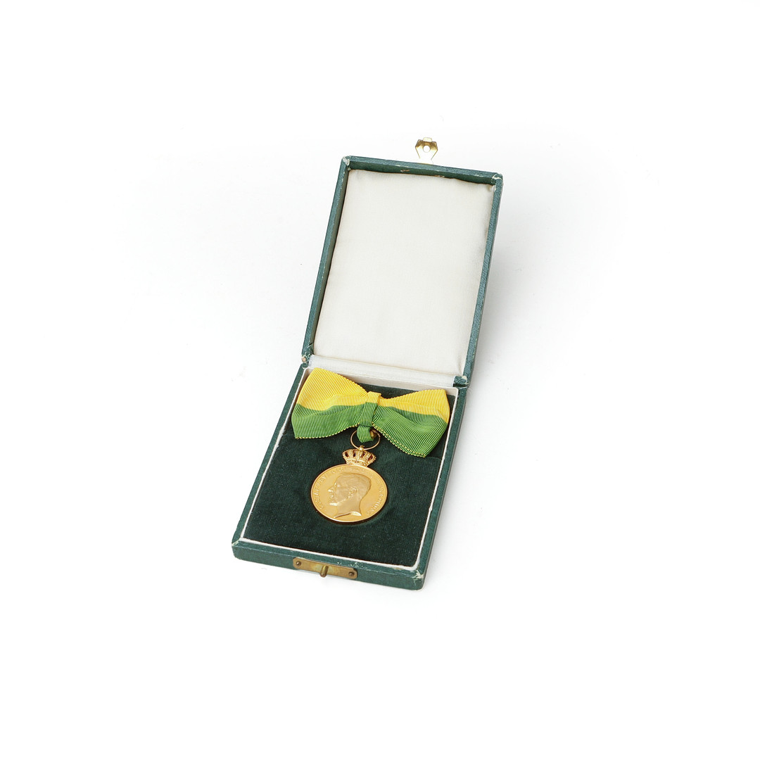 GULDMEDALJ, 18/23k guld, vikt med ripsband ca 23,3 gram.
