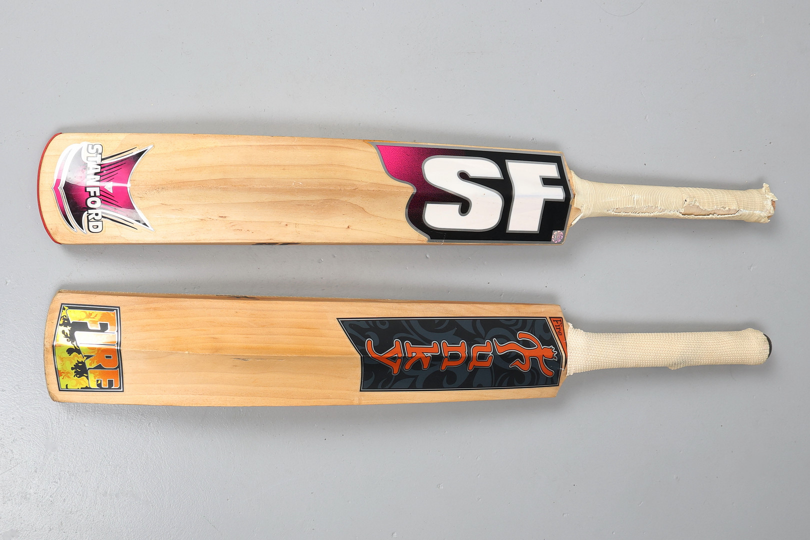 MIDDLESEX COUNTY CRICKET SIGNED BAT AND ANOTHER. (2).