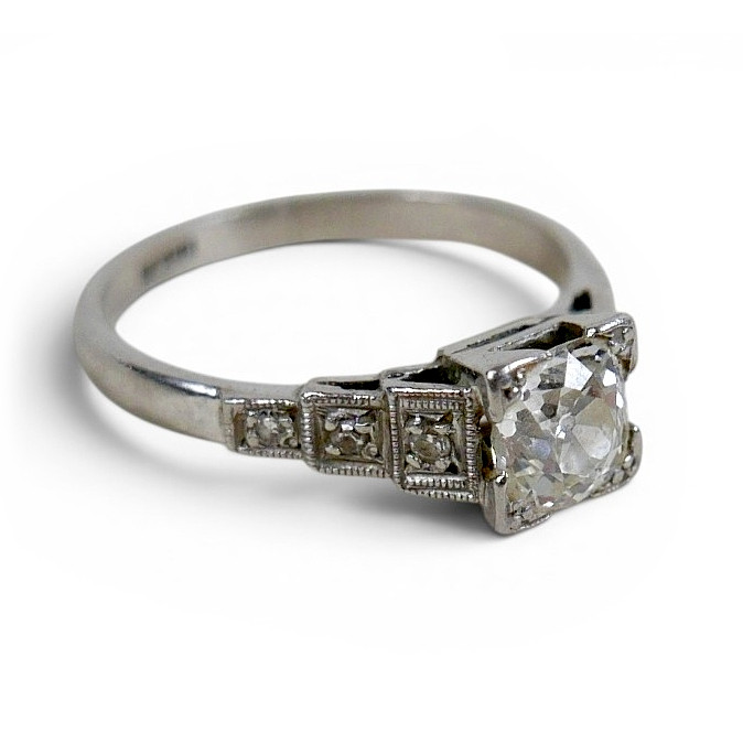 AN ART DECO DIAMOND AND PALLADIUM RING.