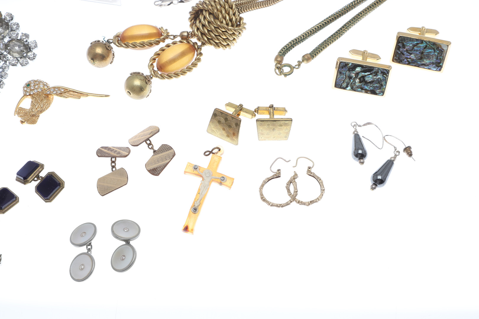 A QUANTITY OF COSTUME JEWELLERY ETC.