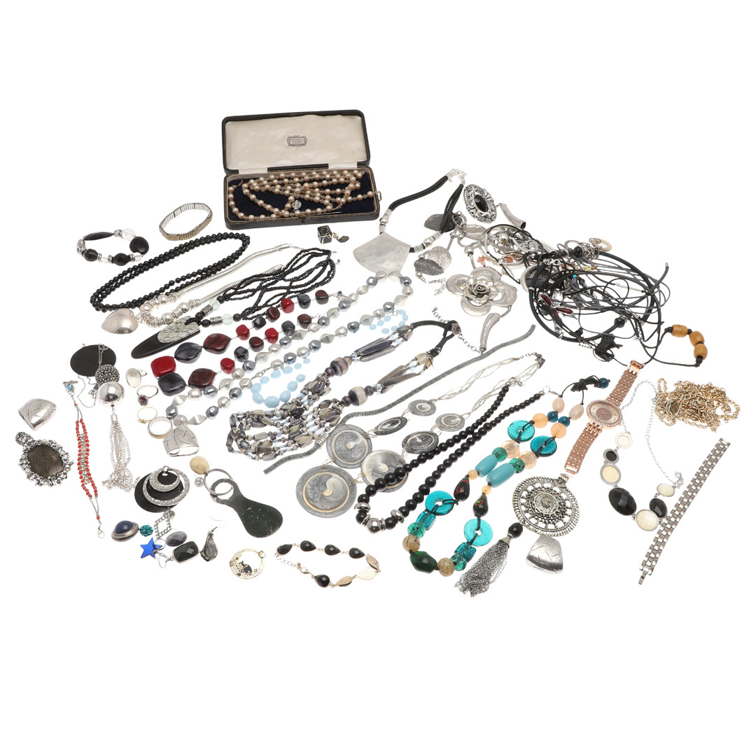A QUANTITY OF COSTUME JEWELLERY.