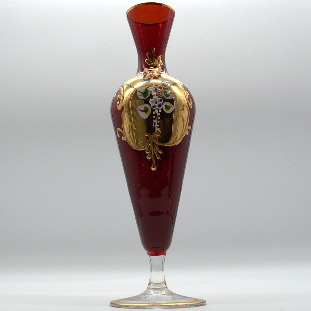 VENEZIANISCHE VASE,RUBINROT, GLAS, MIT GOLD UND BLUMENDEKOR, GOLDRAND, ITALIEN UM 1970. CA. 25 CM.