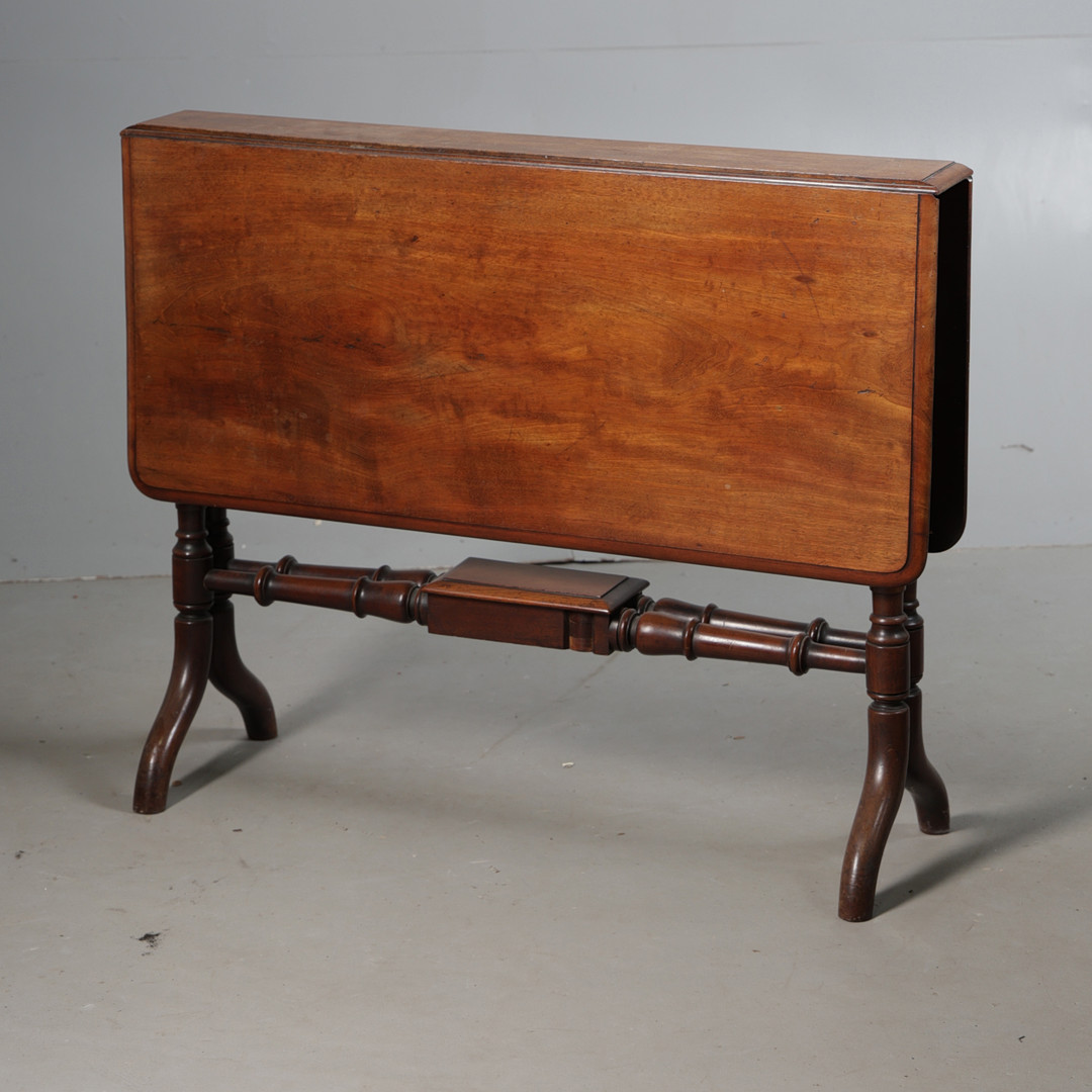 A VICTORIAN MAHOGANY SUTHERLAND TABLE.