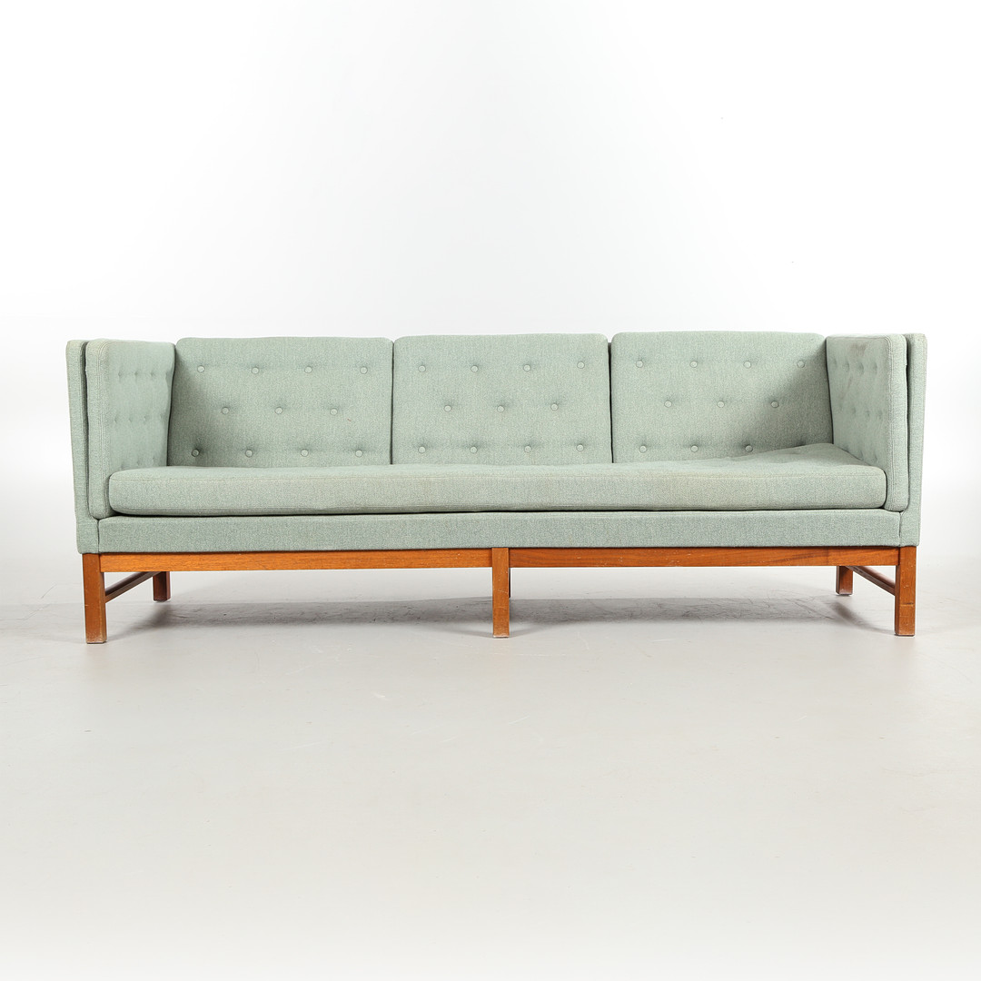 ERIK JØRGENSEN. Tre-personeres sofa model EJ315/3.