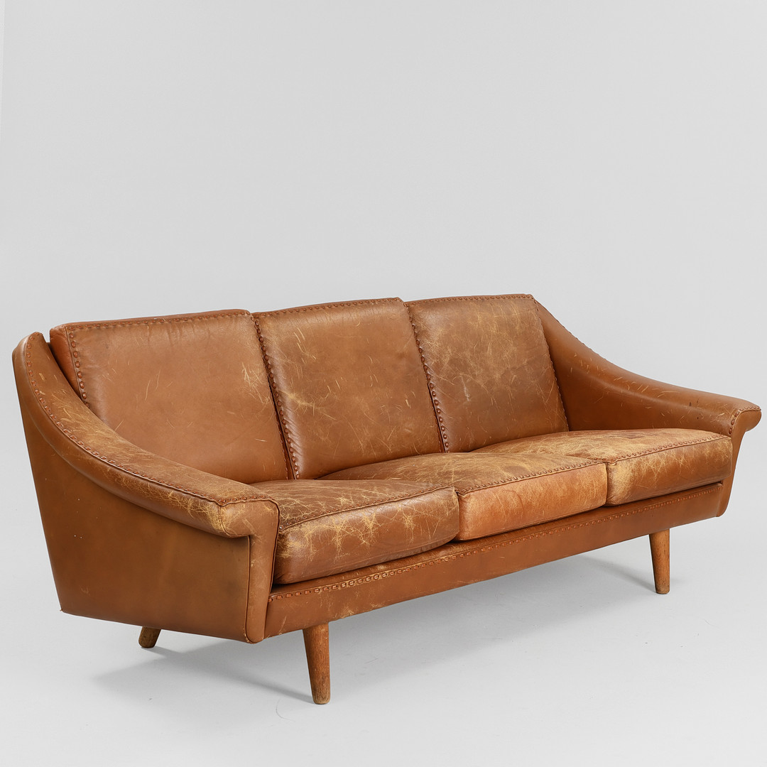 AAGE CHRISTIANSEN. "Matador", trepersoners sofa betrukket med brunt skind, ben af eg, Eran Møbler, Danmark, 1960'erne.