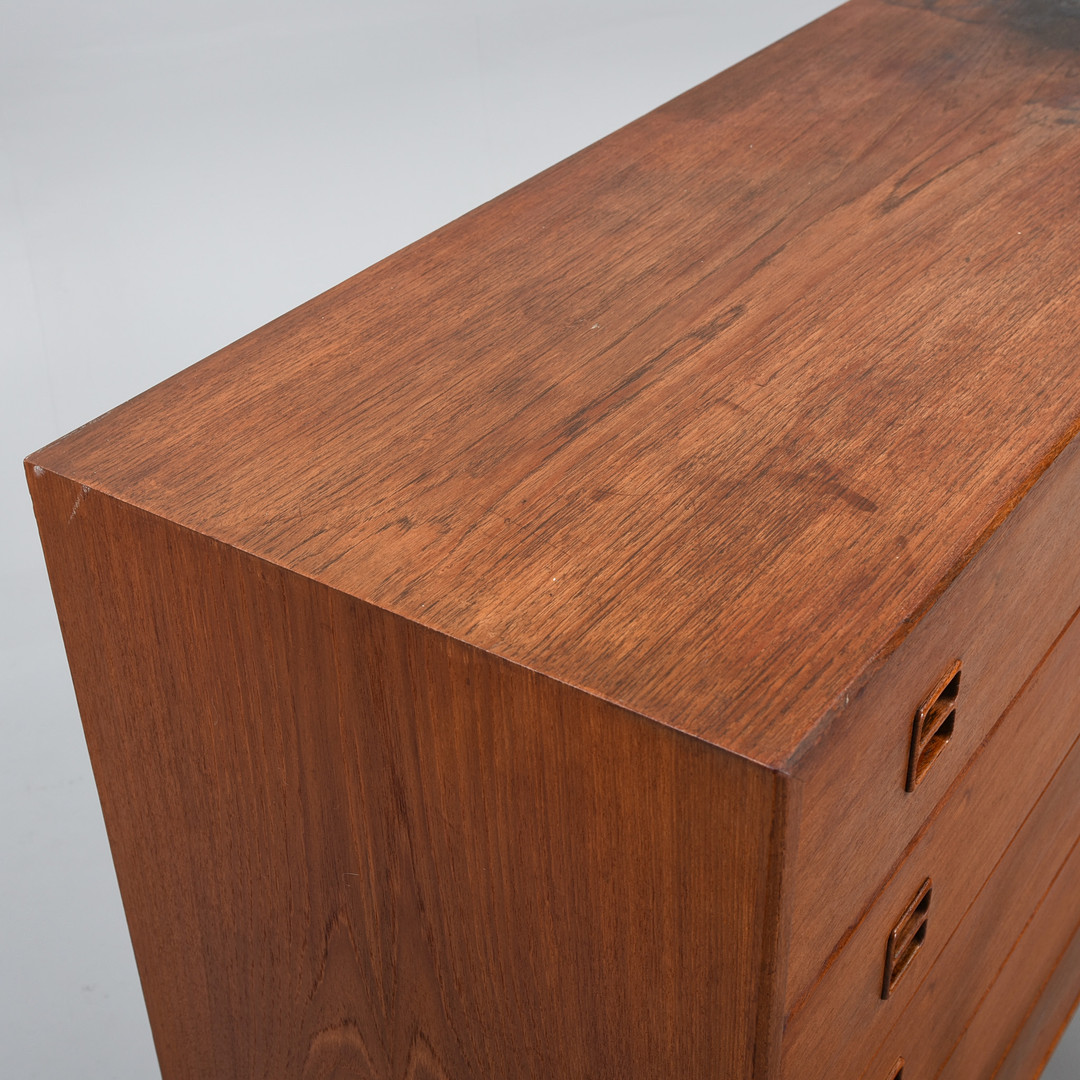 DANSK MØBELPRODUCENT. Kommode i teak front med fem skuffer. Danmark, 1960-70'erne.