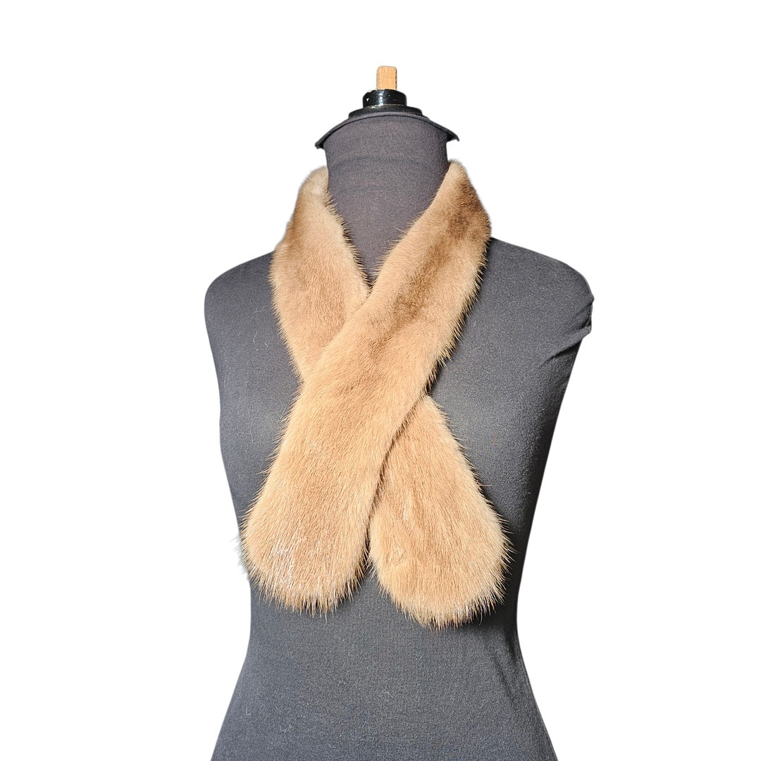 Cuello de visón en tonos beiges.