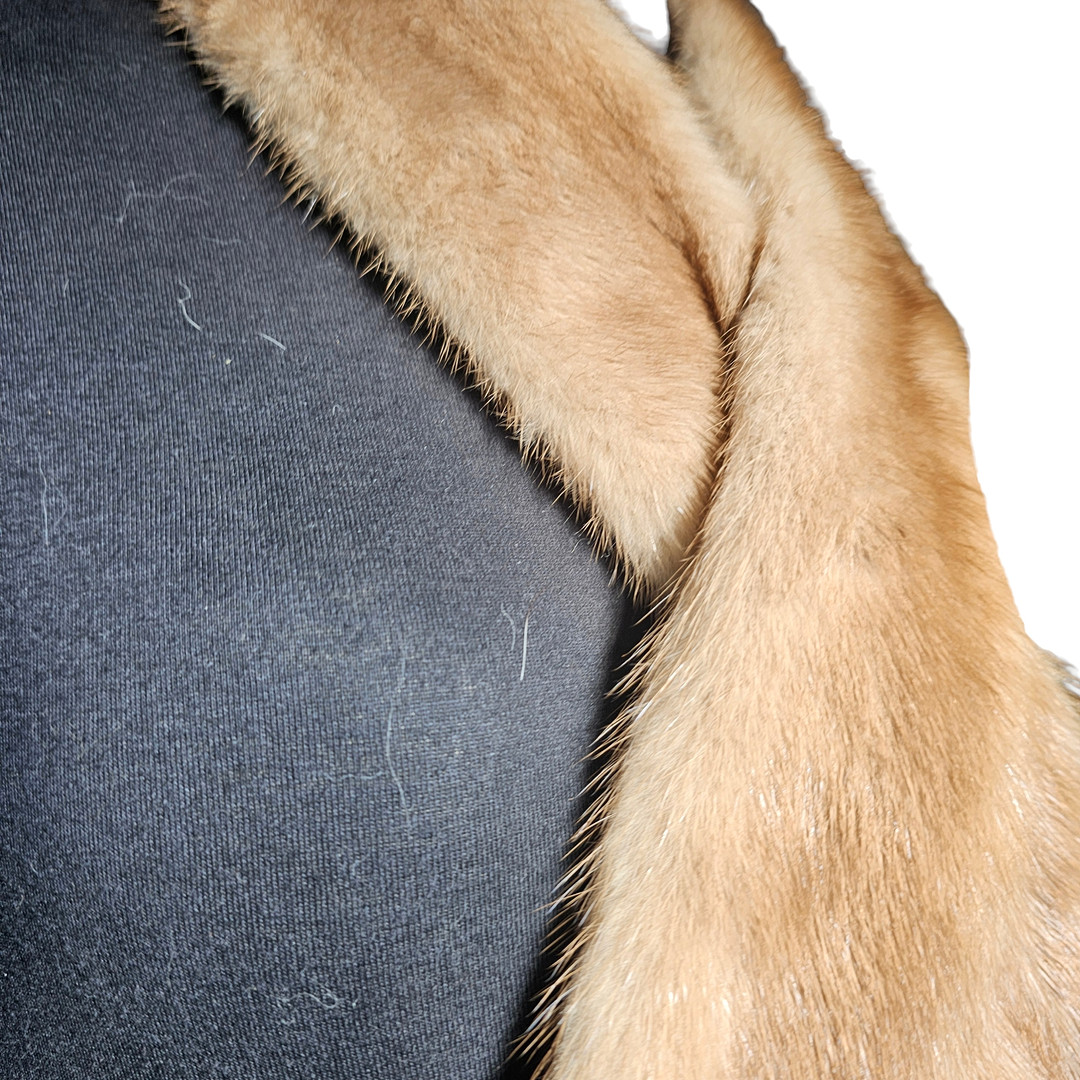 Cuello de visón en tonos beiges.