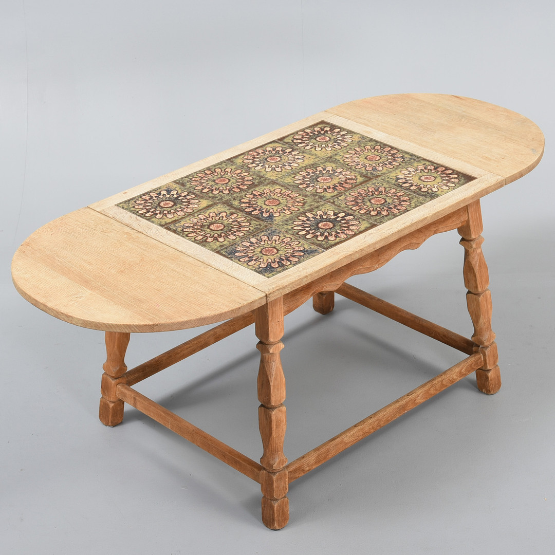 DANSK MØBELDESIGN sidebord i massiv egetræ ilagt keramik kakler. Danmark, 1970'erne.