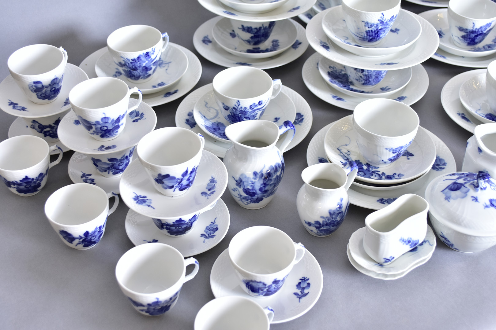 KAFFESERVIS, cirka 50 delar porslin, Royal Copenhagen Blå Blomst.