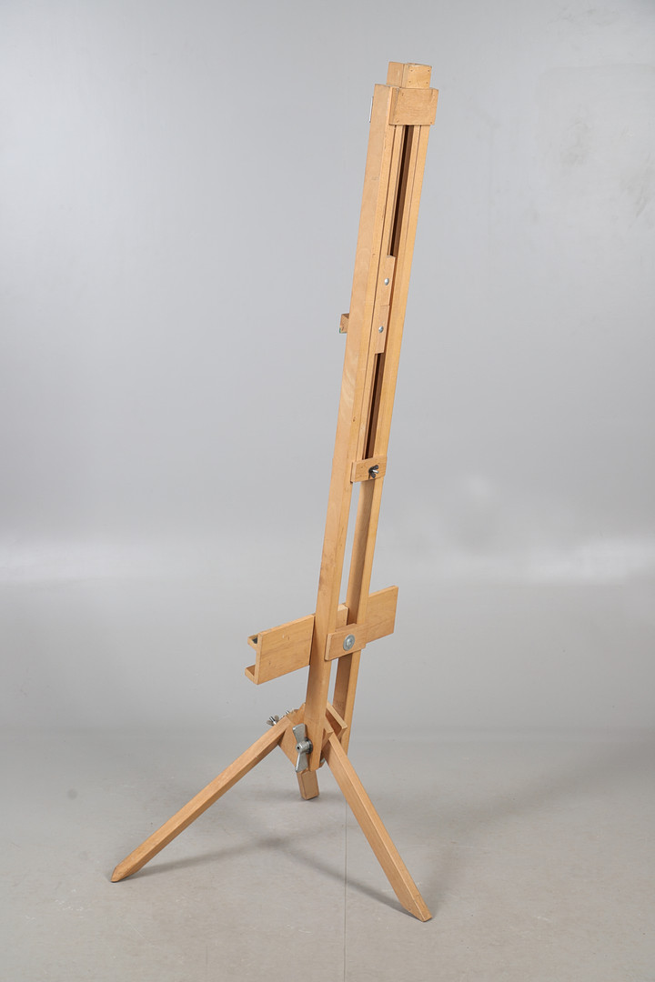 AN ARTISTS EASEL, BY WINSOR AND NEWTON.