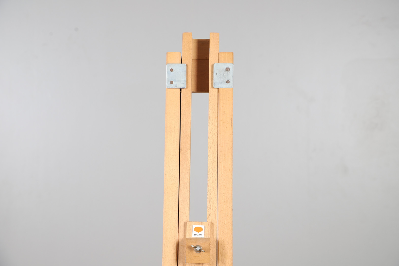 AN ARTISTS EASEL, BY WINSOR AND NEWTON.