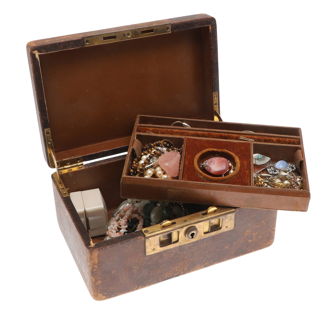 A JEWELLERY BOX AND CONTENTS OF COSTUME JEWELLERY.