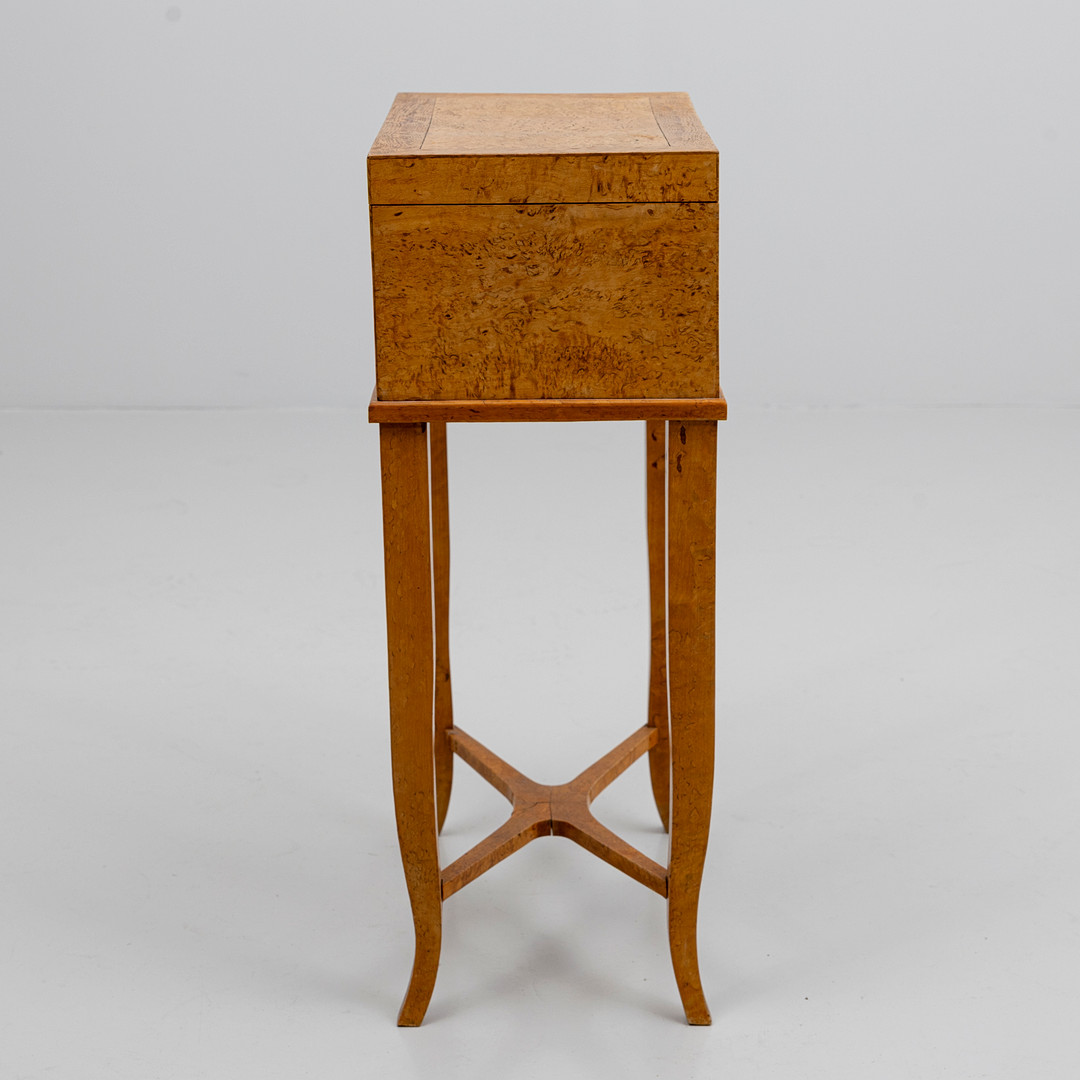 SYSKRIN, på benställning, masurbjörk, 1800/1900-tal.