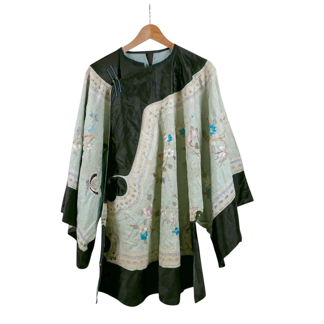A CHINESE QING DYNASTY SILK JACKET.