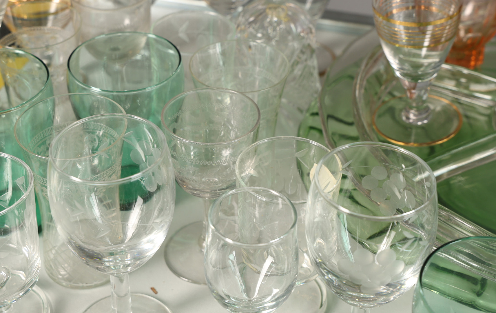 A COLLECTION FO VARIOUS GLASSWARE (QTY).