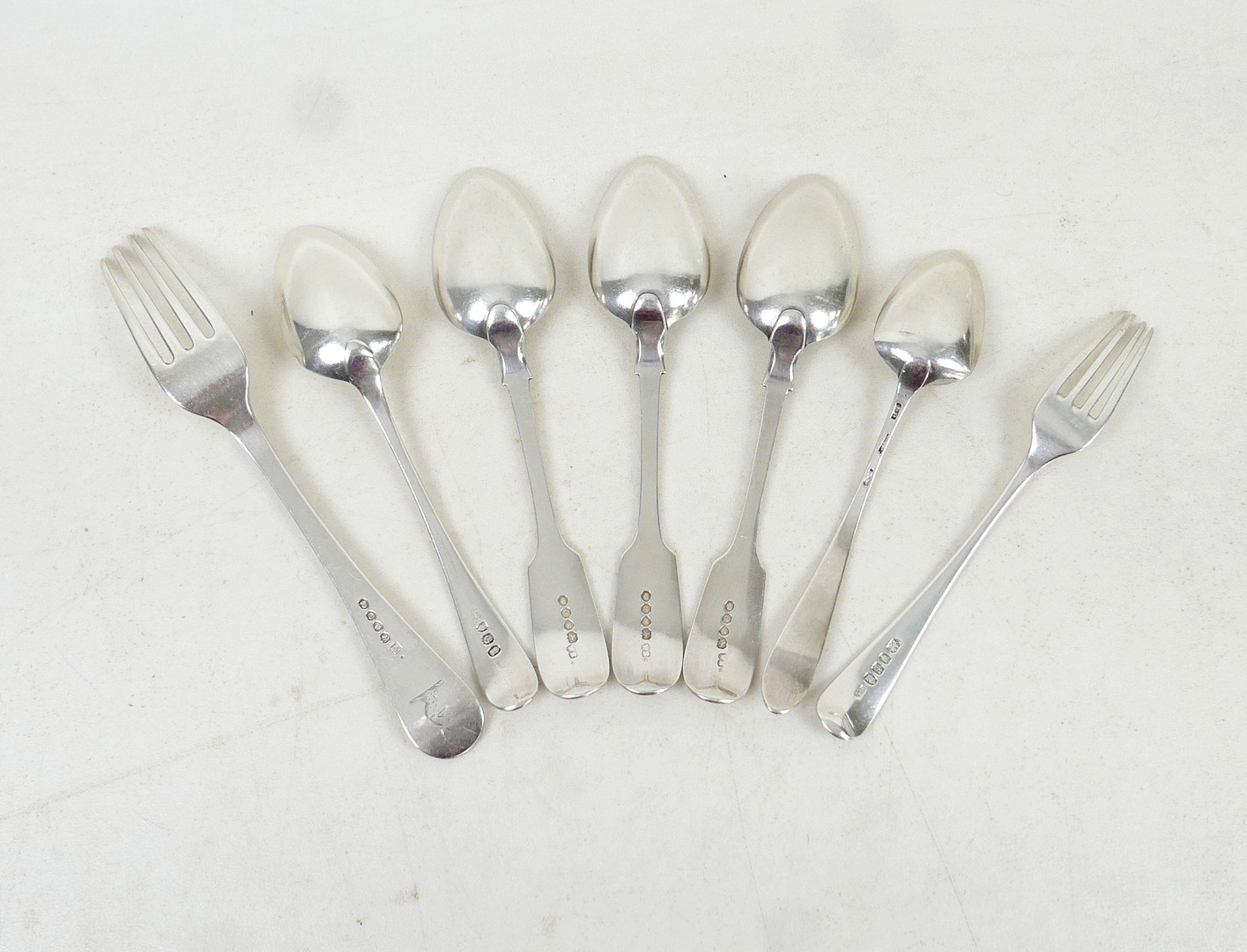 SEVEN PIECES OF GEORGIAN SILVER CUTLERY.