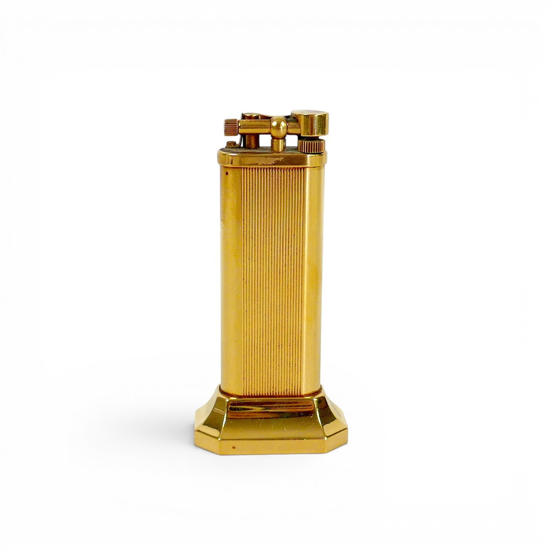 A VINTAGE DUNHILL GOLD PLATED TABLE LIGHTER.