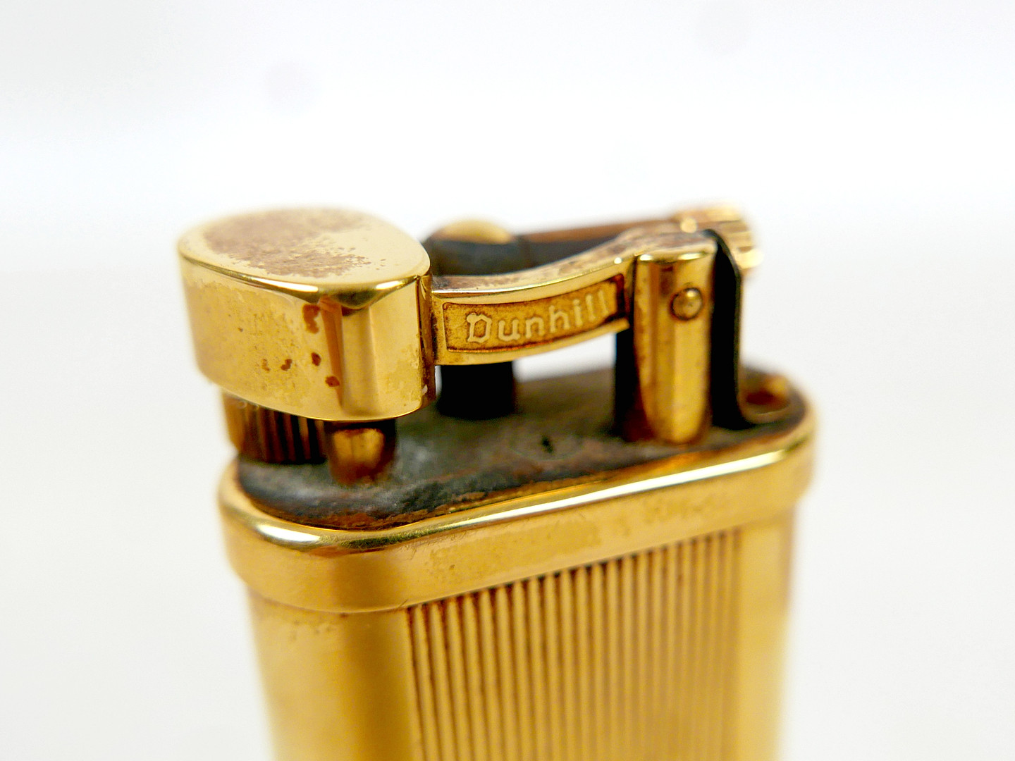 A VINTAGE DUNHILL GOLD PLATED TABLE LIGHTER.