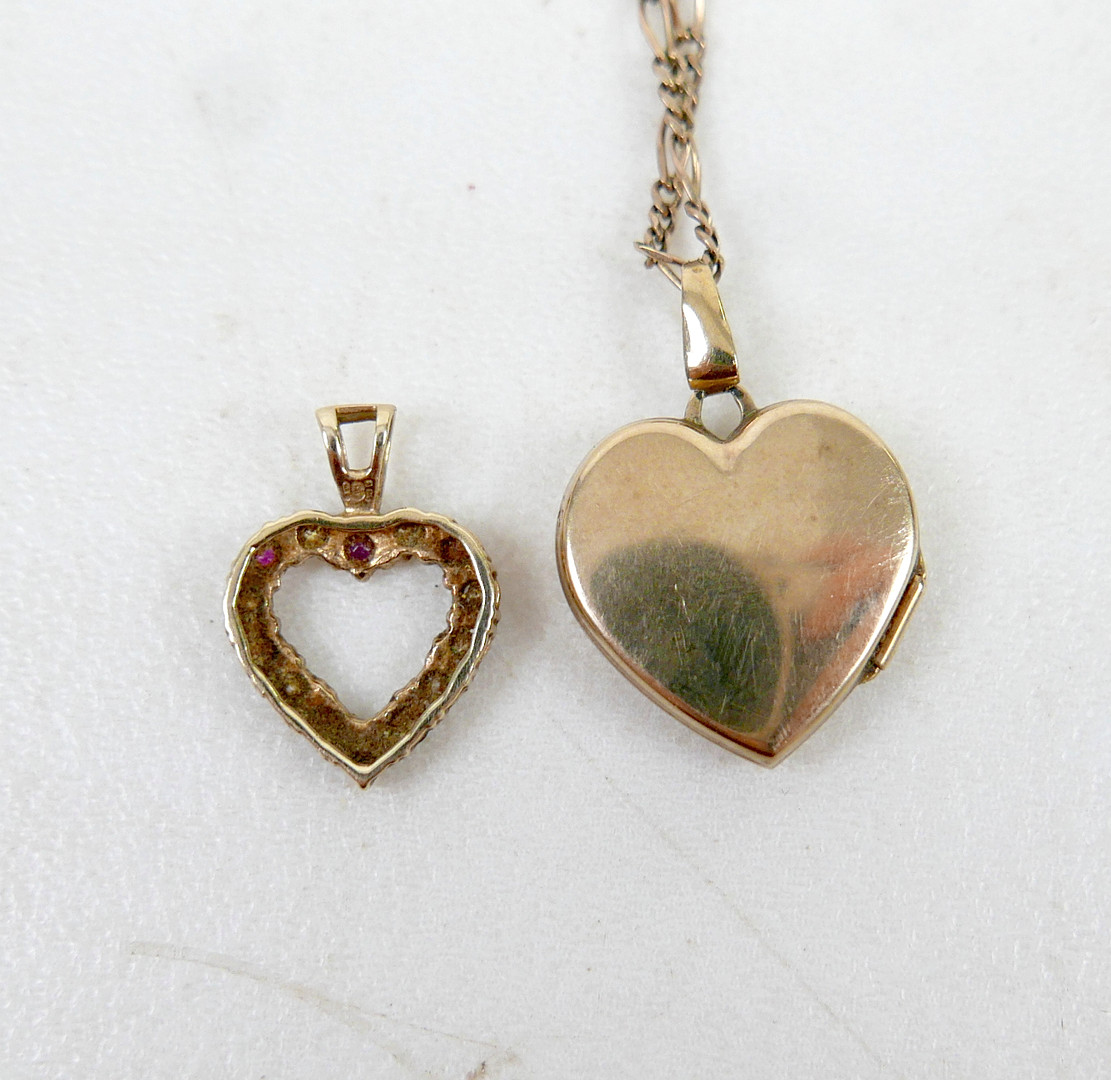 A 9CT GOLD CHAIN, 9CT HEART PENDANT.