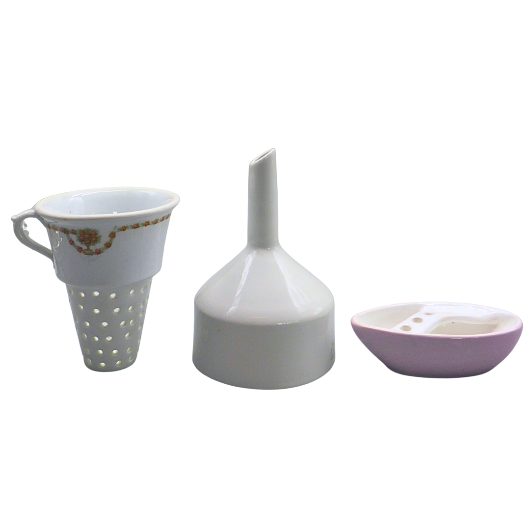 DREITEILIGES TEE- UND KAFFEEFILTER-SET AUS PORZELLAN UND KERAMIK.